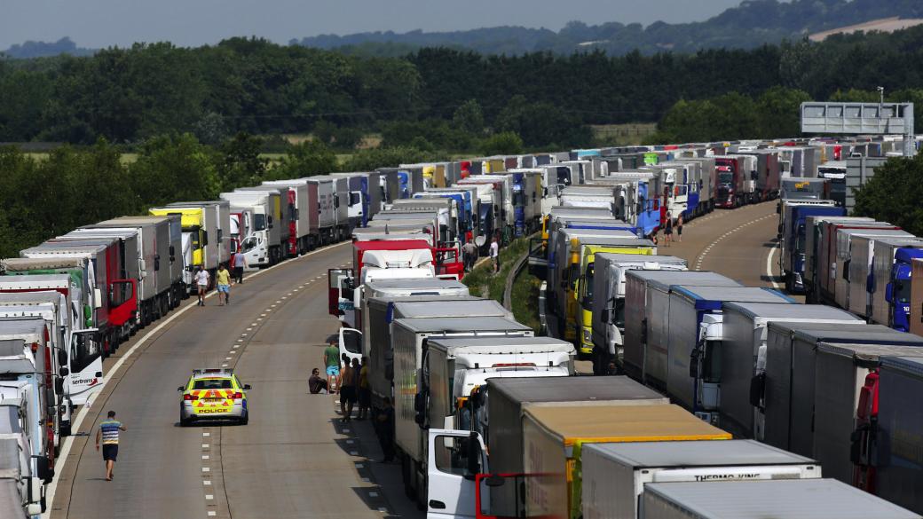 Тираджии блокираха магистралите във Франция