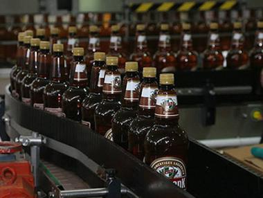 Русия забранява алкохола в двулитрови пластмасови бутилки