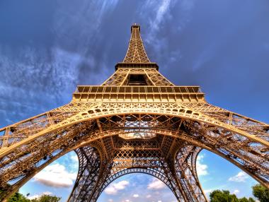 За пръв път в Айфеловата кула ще живеят хора