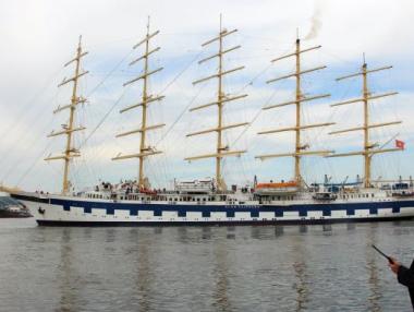 Най-големият ветроход откри сезона във Варна