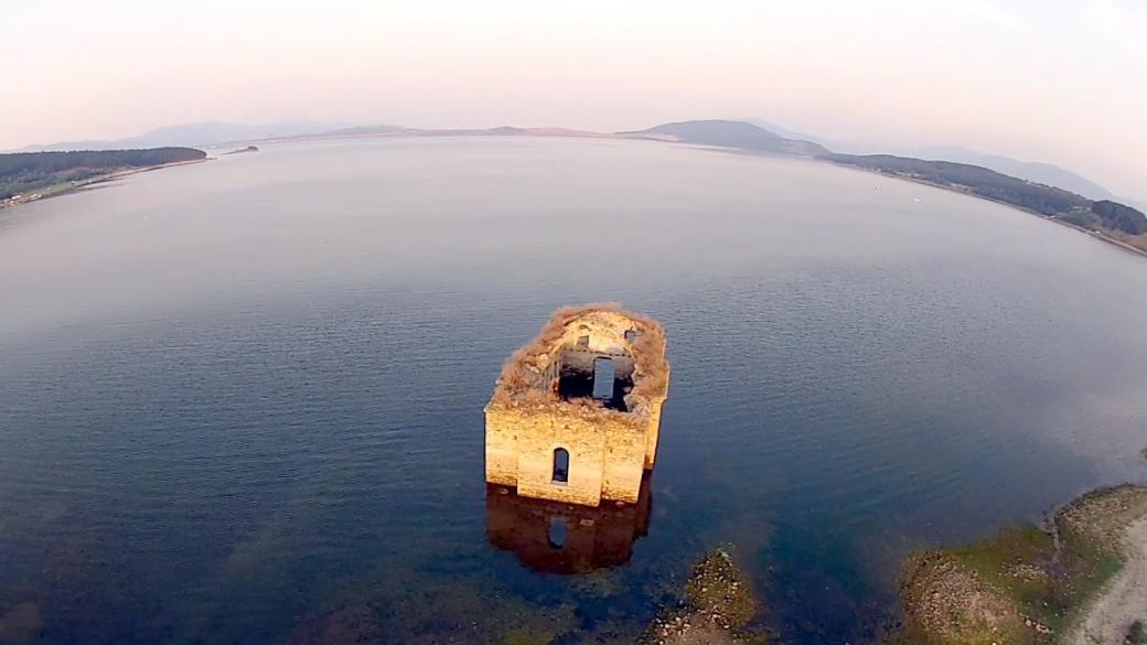 Потопената църква край Жребчево отново е под вода