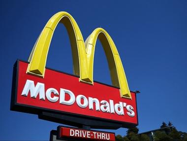McDonald’s отново увеличава заплатите на служителите