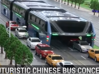 Автобус от бъдещето минава над трафика