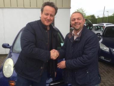 Дейвид Камерън купи 15-годишен автомобил за жена си