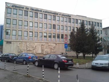 Агенцията по кадастър си купи коли с нагласени поръчки