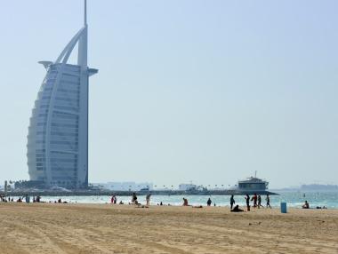 Дубай се сдобива с „умни“ плажове