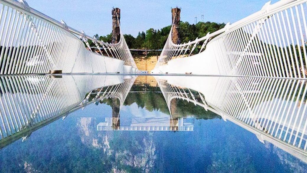 В Китай строят най-дългия стъклен мост в света