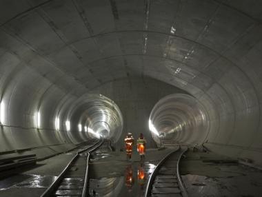 В Швейцария откриват най-дългия жп тунел в света