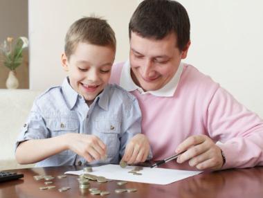 Кога да започнем да възпитаваме децата си как да харчат пари