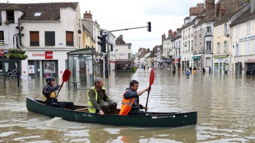 Над 5,5 хил. души евакуирани заради наводненията във Франция