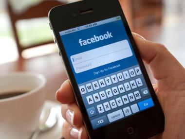 Facebook премахва достъпа до съобщения през мобилния си сайт