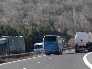 Забраняват на тирове да изпреварват по магистралите у нас