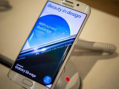 Samsung пуска телефон със сгъваем екран?