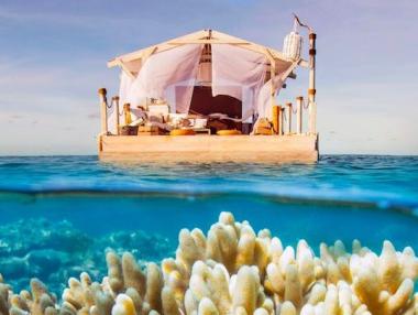 Безплатна нощувка на плаваща къща над Големия бариерен риф