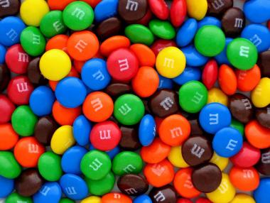 Швеция забрани продажбата на бонбони M&Ms в тази форма