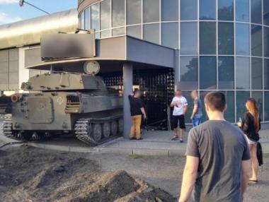 Мъж влезе с танк в собствената си дискотека