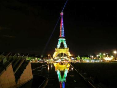 Европейското по футбол превзема Айфеловата кула