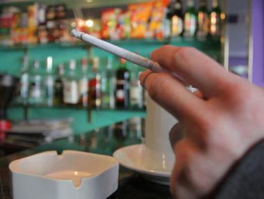 Затягат мерките срещу пушенето на закрито