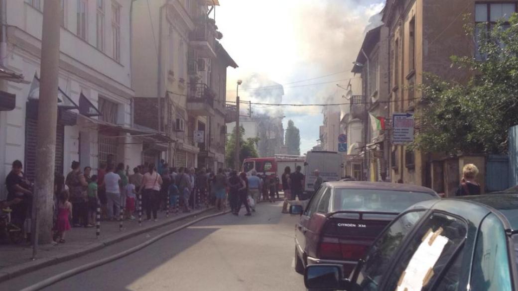 Сериозен пожар горя в центъра на София (обновена)