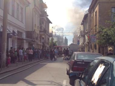 Сериозен пожар горя в центъра на София (обновена)