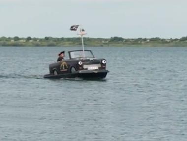 Трабант бе превърнат в плавателен съд