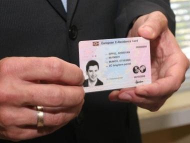 Депутатите приеха вграждането на чип в личните карти