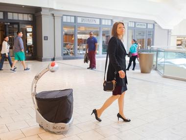 Робот ни носи количките при пазаруване