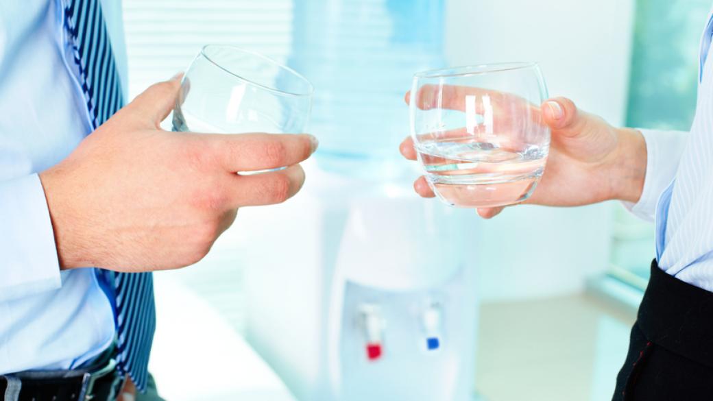 Жените масово пият под 1 литър вода в офиса