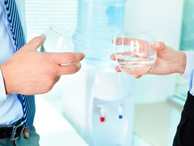 Жените масово пият под 1 литър вода в офиса