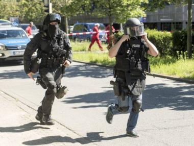 Стрелба в киносалон в Германия, десетки ранени