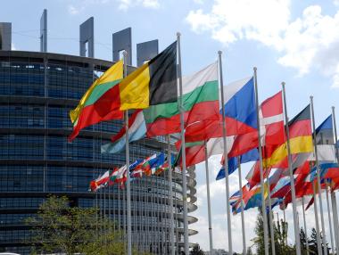 Европа стартира дипломатически маратон срещу ефекта на доминото