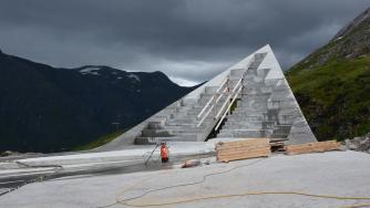 В Норвегия откриха футуристична панорамна площадка