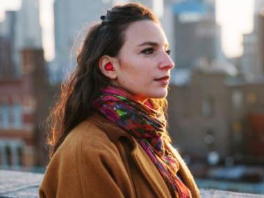 Умна слушалка превежда в ухото ни при разговор с чужденец