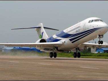 Днес пуснаха в експлоатация първия китайски пътнически самолет