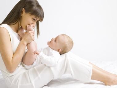 Майките с високи доходи ще могат да се връщат на работа по-рано