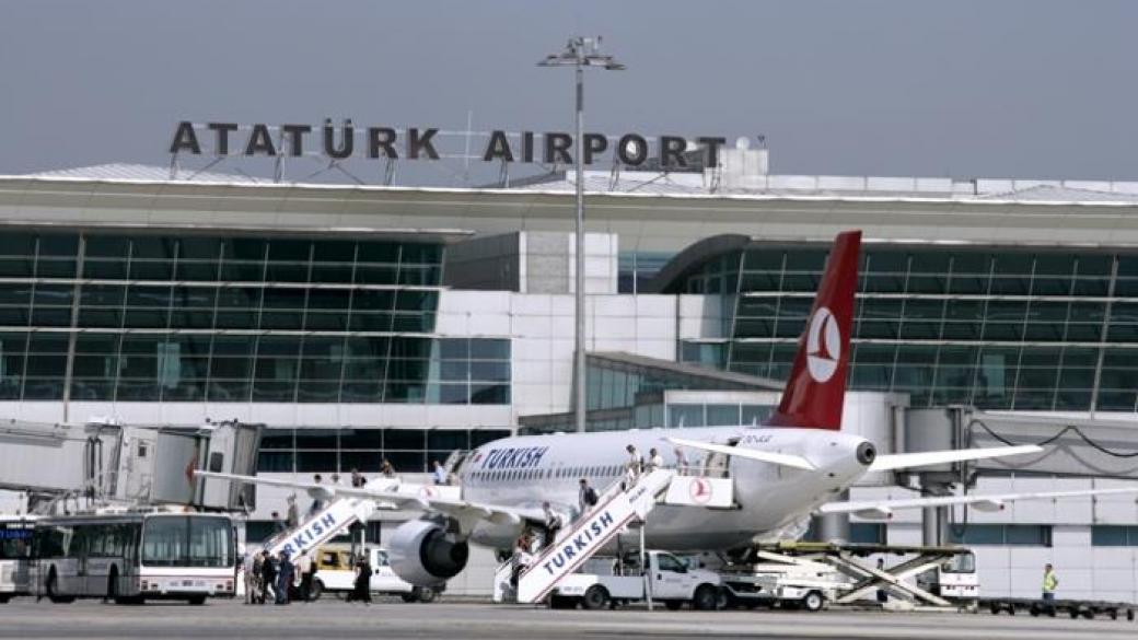 Експлозии и стрелба на летището в Истанбул