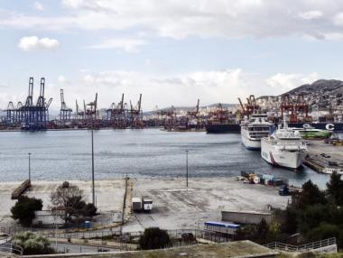 Китайци купуват най-голямото гръцко пристанище