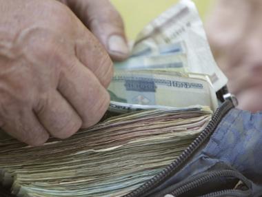 Беларус деноминира валутата си, банките не работят