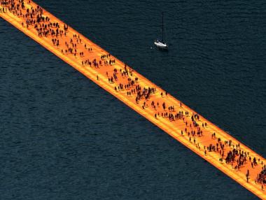 Оранжевото чудо на Кристо затваря днес