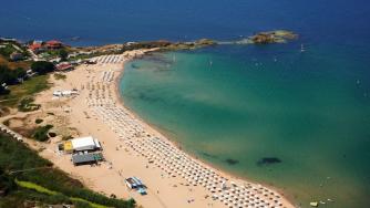 Лозенец посреща туристите с чисто море