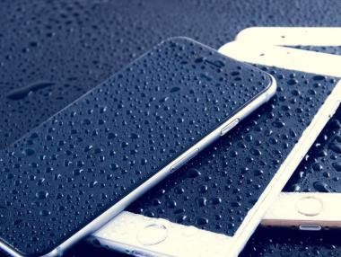 Как най-успешно да изсушим мокрия си телефон?