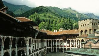 Ремонтират пътя до Рилския манастир