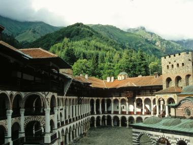 Ремонтират пътя до Рилския манастир