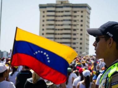 Хиляди венецуелци пътуват до Колумбия, за да си купят храна