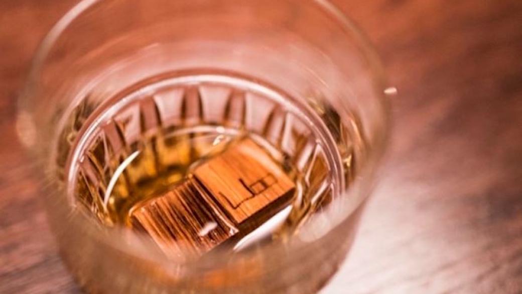 Българи създадоха първия личен аксесоар за уиски в света