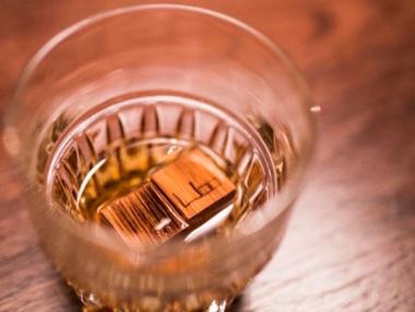 Българи създадоха първия личен аксесоар за уиски в света