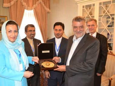 Изнасяме мед за Иран