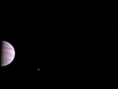 Пуснаха първи снимки от Юпитер