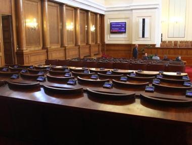 Депутатите излизат в дълга лятна ваканция