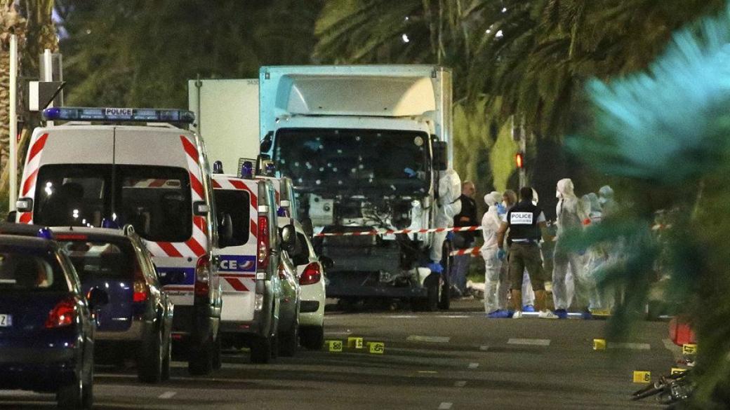 Моторист се опитал да спре камиона-убиец в Ница (видео)